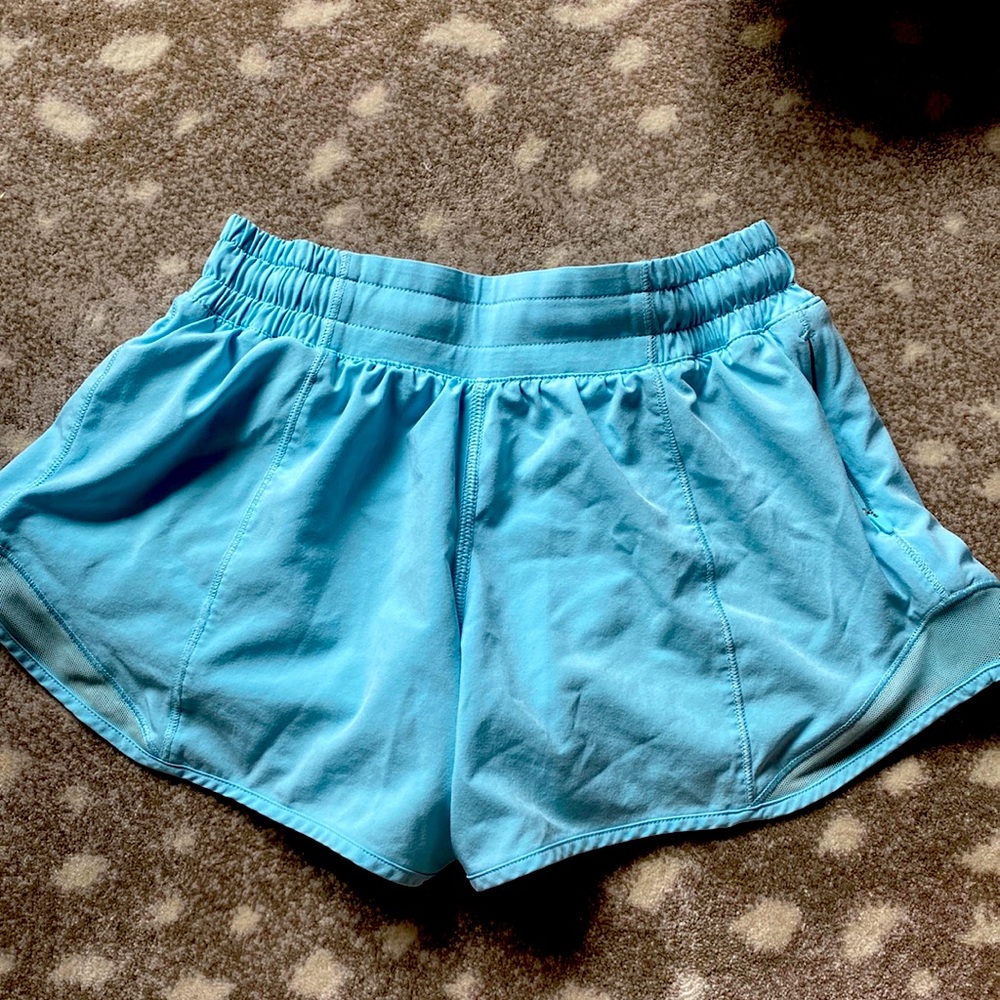 I’m selling Icing Blue Lululemon hotty hots. They are size 2 and 4 inch